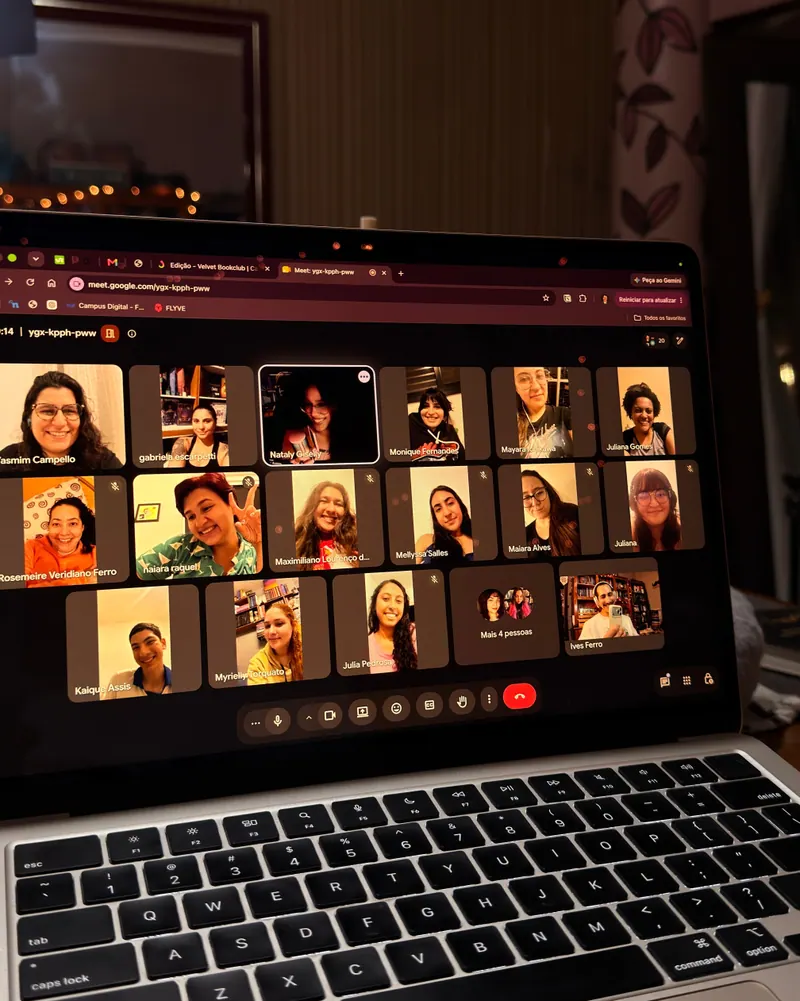 Notebook aberto mostrando um encontro online do Velvet, com cerca de vinte leitores na videochamada