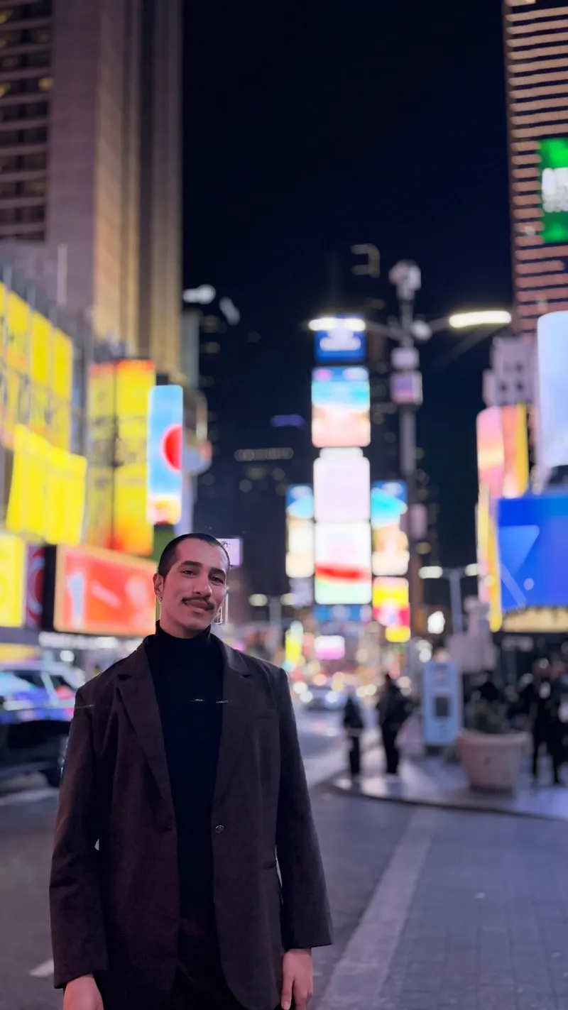 Ives em Times Square à noite, entre os letreiros luminosos